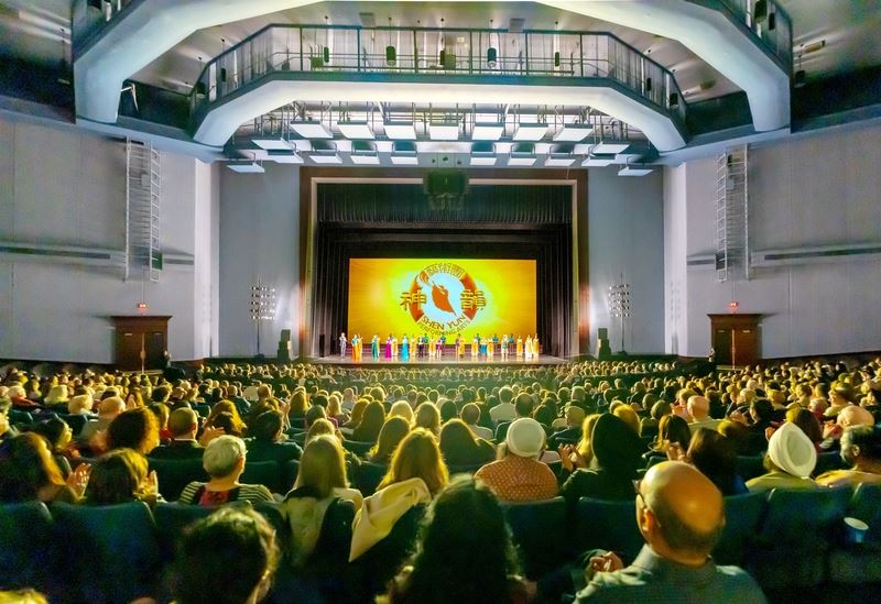 '图5:二零二三年四月二十至二十三日,神韵北美艺术团在芝加哥郊区罗斯蒙特剧院(Rosemont