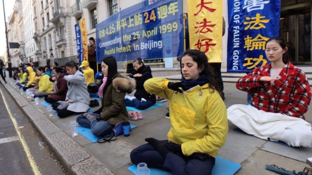 '图1~3:5、6:二零二三年四月二十五日,伦敦法轮功学员在中使馆前举行纪念四二五和平上访二十四周年活动。'