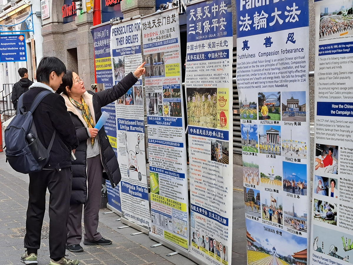 图1:同修正在对中国人讲真相