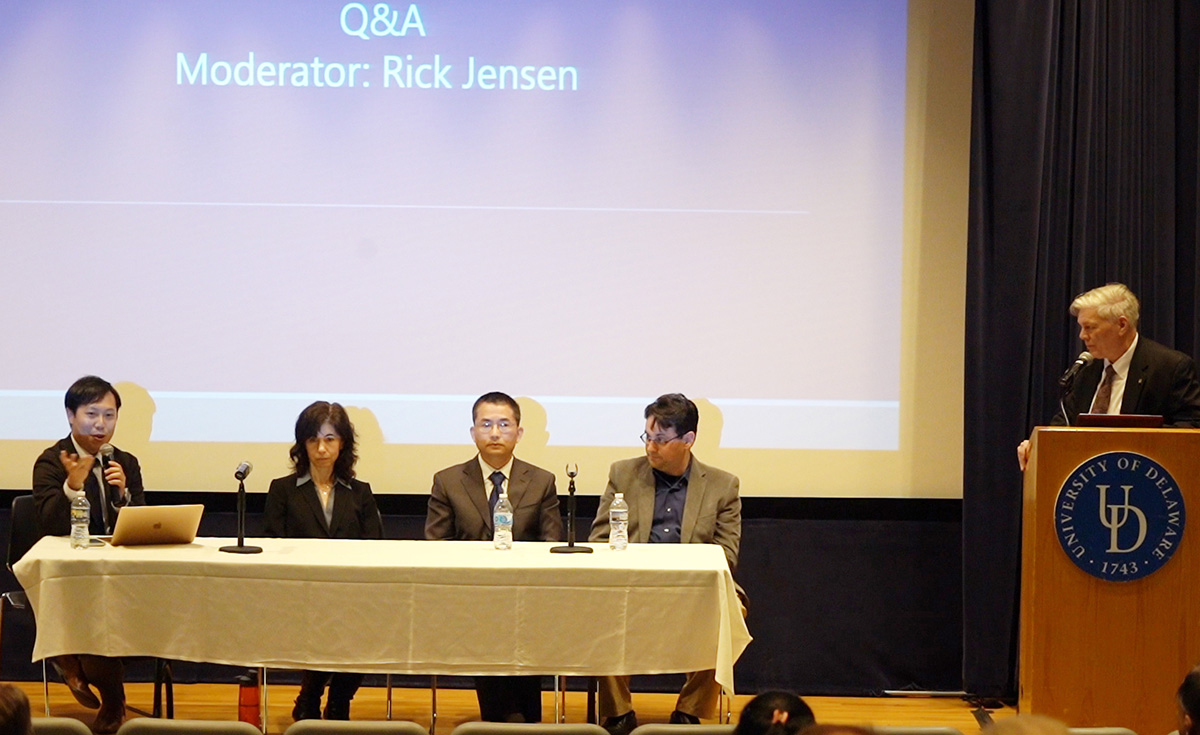 图1:二零二三年四月二十六日,美国特拉华大学扶轮社在校园的Trabant剧院主办了纪录片《医疗种族灭绝》放映会和研讨会。图中左起:陈志瑜博士、医生杰西卡·拉索(Jessica Russo)、黄奎、埃里克斯·卢坎斯基(Alex Luchansky)、主持人瑞克·约翰逊(Rick Jensen)。