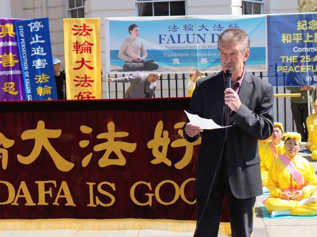 '图6:欧洲法轮功之友主席约翰·迪伊(John