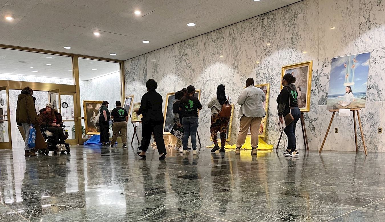 '图1:二零二三年三月二十八日至三十一日,纽约州政府立法办公大楼举办真善忍美展,参观画展的市民络绎不绝,观赏者感谢每位艺术家作品所留下的真、善、忍的美好信息。'
