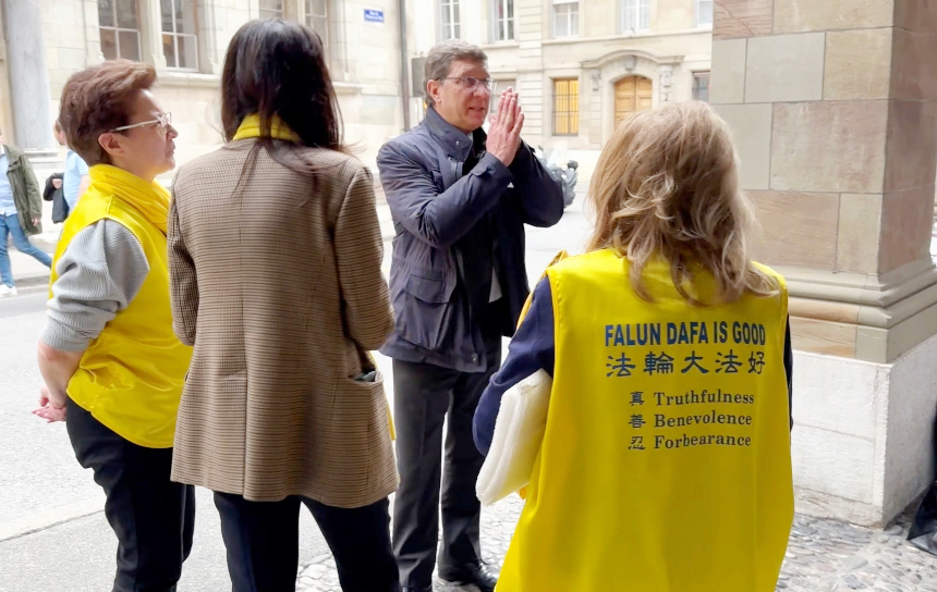 图4:日内瓦州州务委员会主席毛罗・波贾(Mauro Poggia)发表演讲后,双手合十向学员致敬。