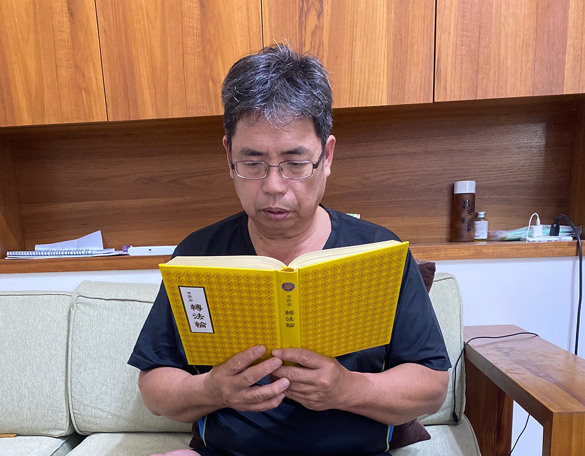图2:每天阅读法轮功书籍《转法轮》