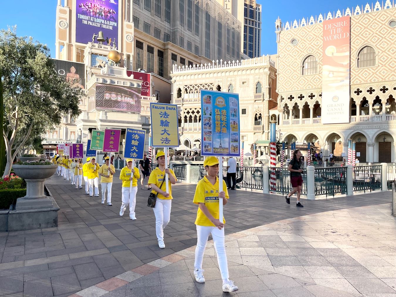 '图5~6:拉斯维加斯学员在著名的赌场大道游行'