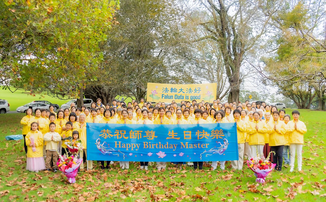 '图1:新西兰法轮功学员恭祝师尊生日快乐!'