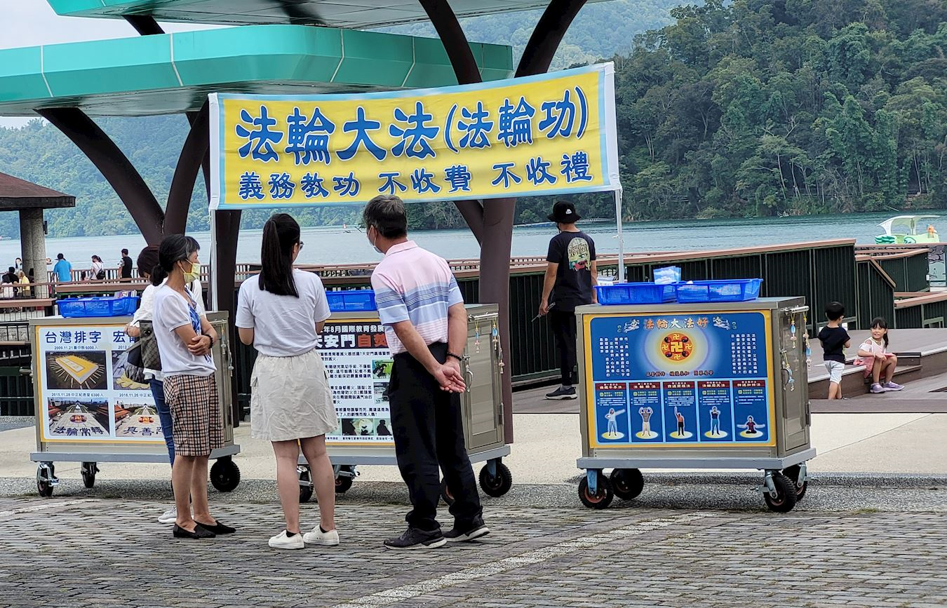 '图4:民众驻足在真相车前看真相。'