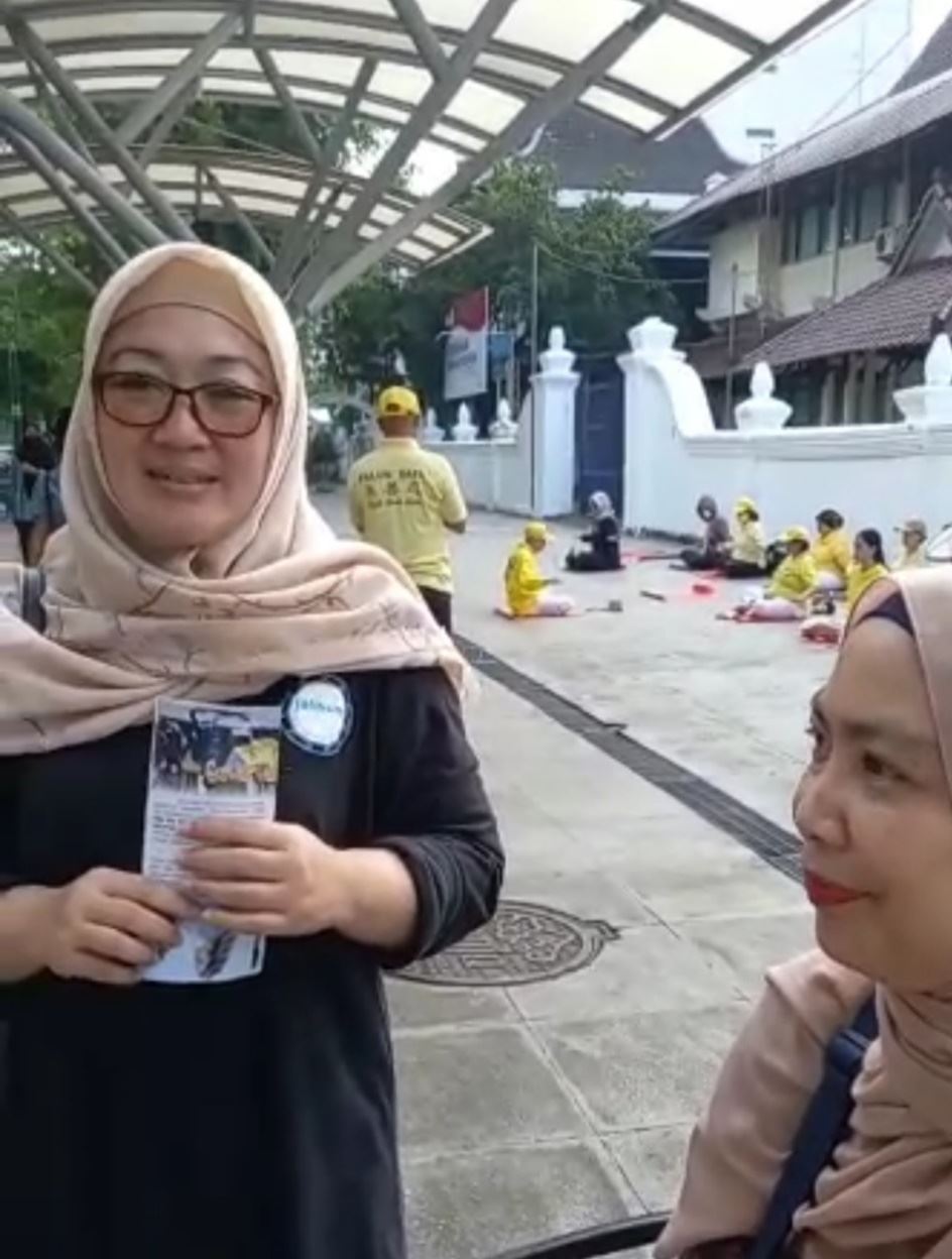 '图2:来自万隆市(Bandung)的遊客讲述试炼法轮大法动功之后的感受。'