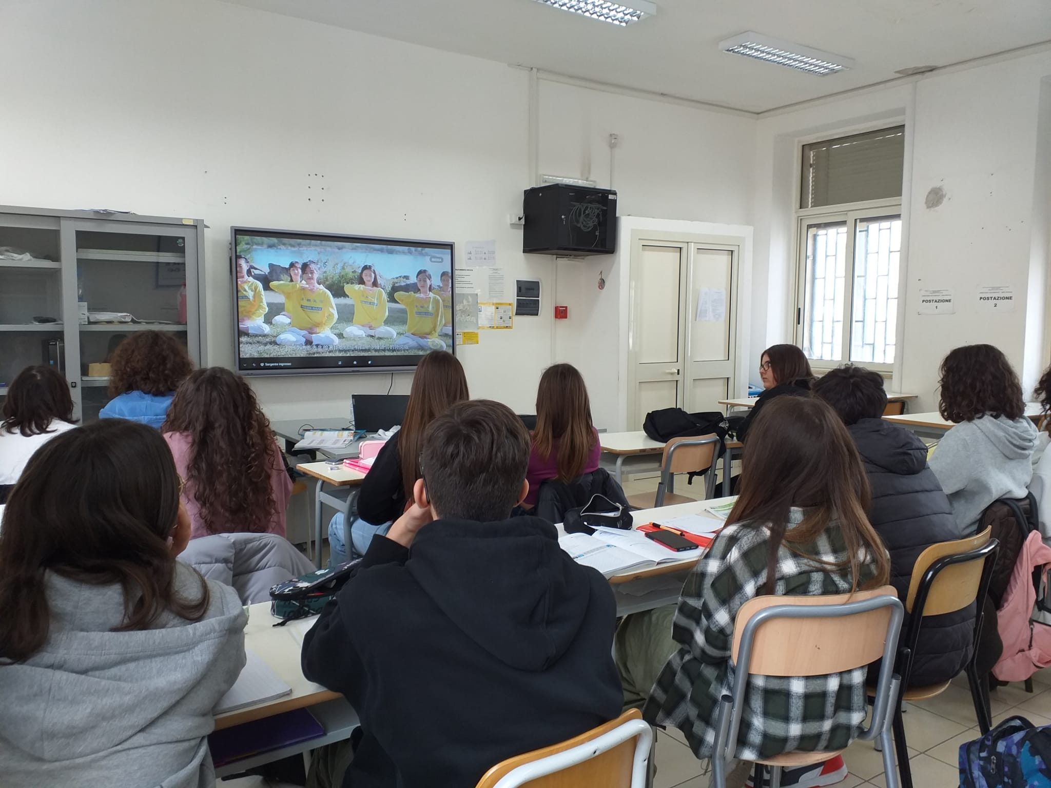 图1:学生们在课堂上观看介绍法轮功的录像,了解法轮功。
