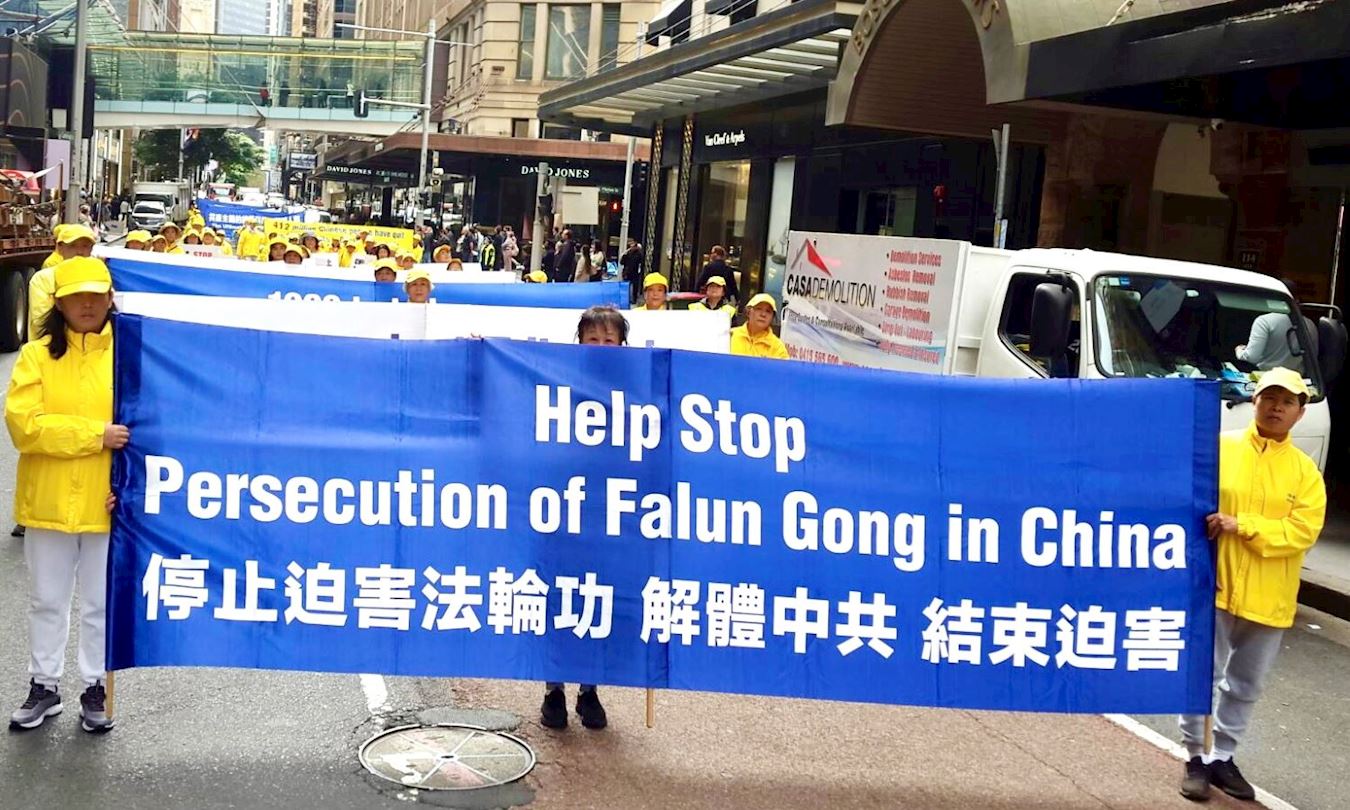 ‘图3~10:法轮功学员在市中心举行盛大游行,广传真善忍的美好,获民众赞赏。’