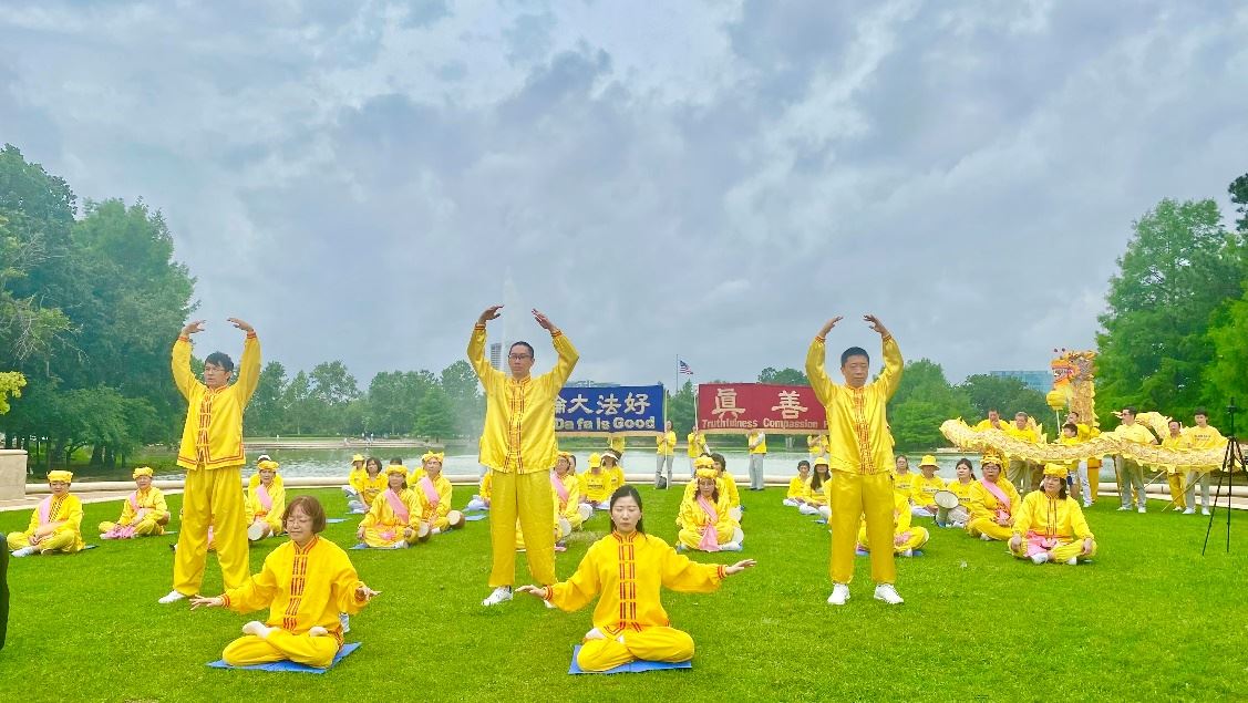 '图4:法轮功学员们展示五套功法'