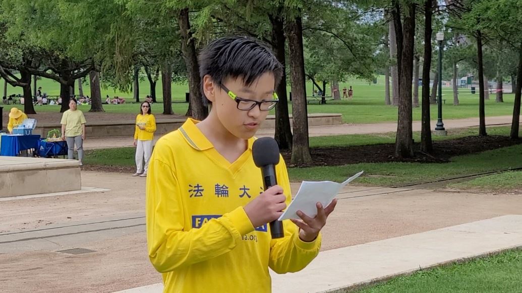 '图10~11:大法小弟子们朗诵师尊在《洪吟二》和《精進要旨二》中的诗词’