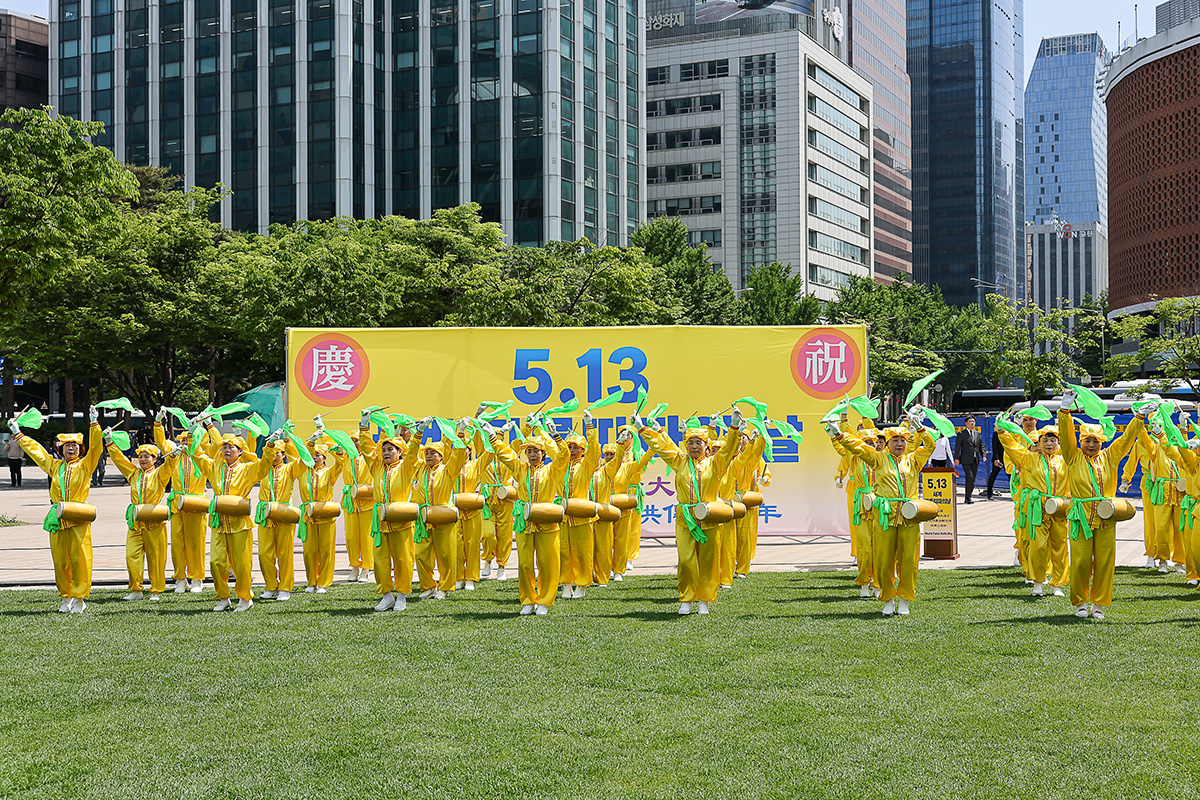 图1~3:二零二三年五月八日上午,韩国法轮功学员在首尔市厅前的首尔广场上,以腰鼓队表演及集体大炼功,庆祝五·一三世界法轮大法日和法轮大法弘传三十一周年。