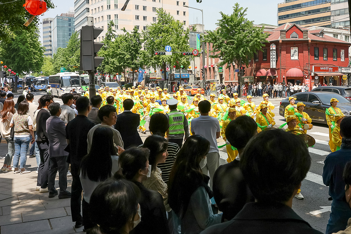图6~13:盛大的队伍行进在首尔最繁华的街道上