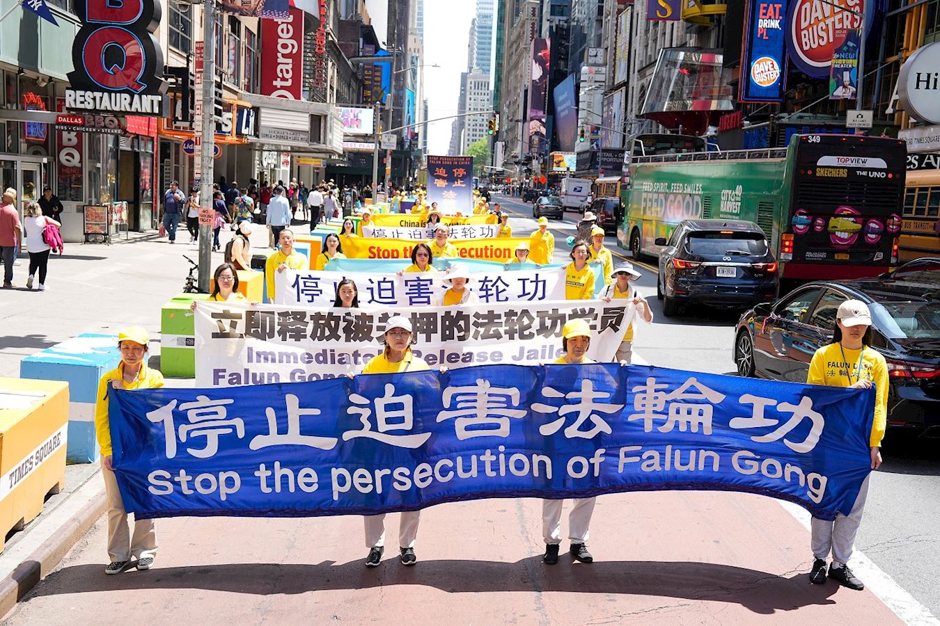 '图1~20:二零二三年五月十二日,纽约法轮功学员盛大游行传递真相,市民及游客感佩法轮功。图为游行队伍。'