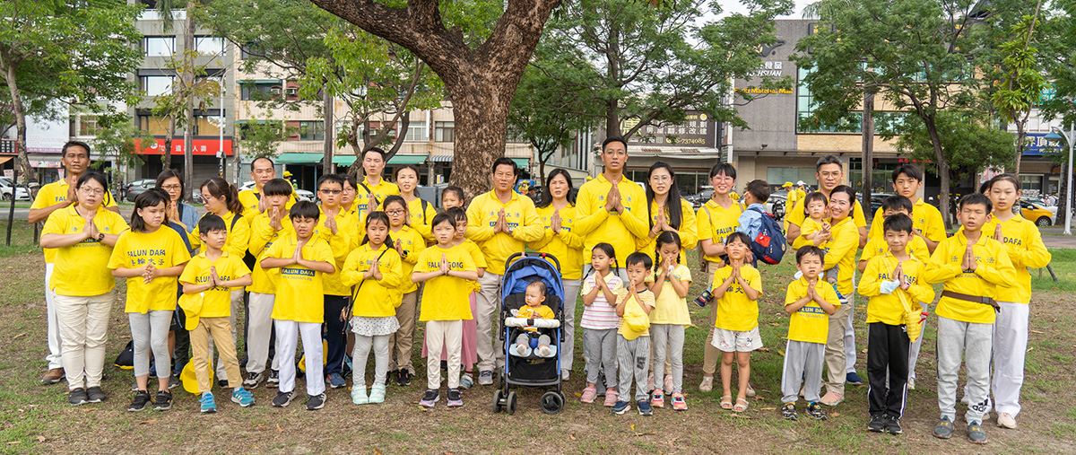 图1~2:在五一三世界法轮大法日这一天,台湾南区部份法轮功学员在屏东千禧公园举办庆祝活动,学员们合影双手合十:“恭祝师父生日快乐”。