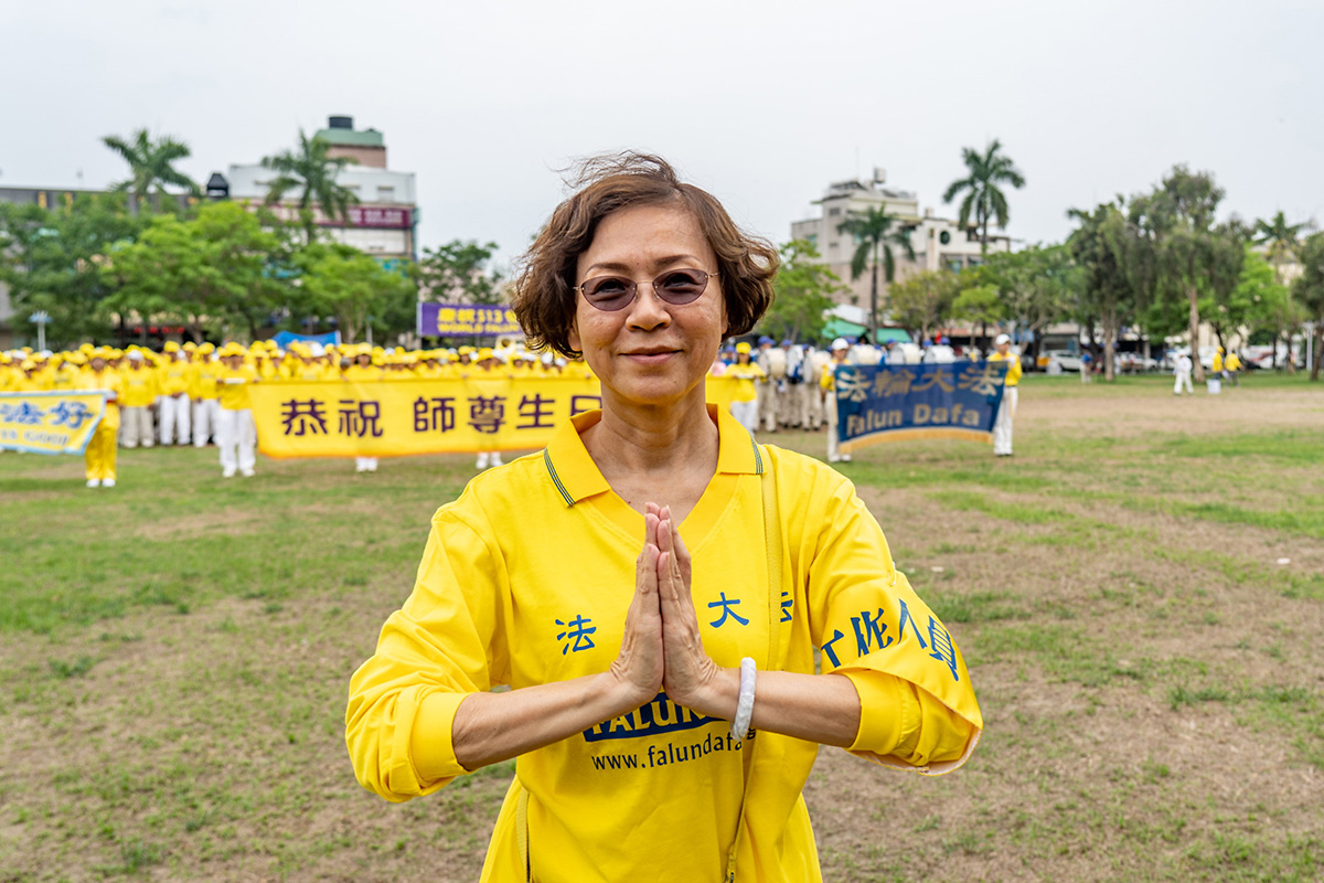 图3:公司负责人吴淑美双手合十感谢师父生命再造洪恩。