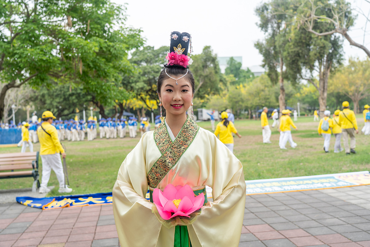 图5:从小跟着爸妈修炼的青年学子许靖昕,扮演仙女送福,在五一三世界法轮大法日这一天,恭祝师父生日快乐。