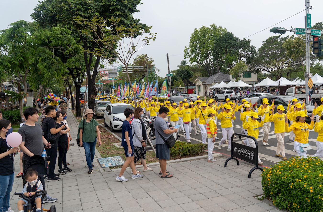 '图2~7:南台湾部份法轮功学员在屏东市中心举行盛大游行,广传真、善、忍的美好,获民众赞赏。’