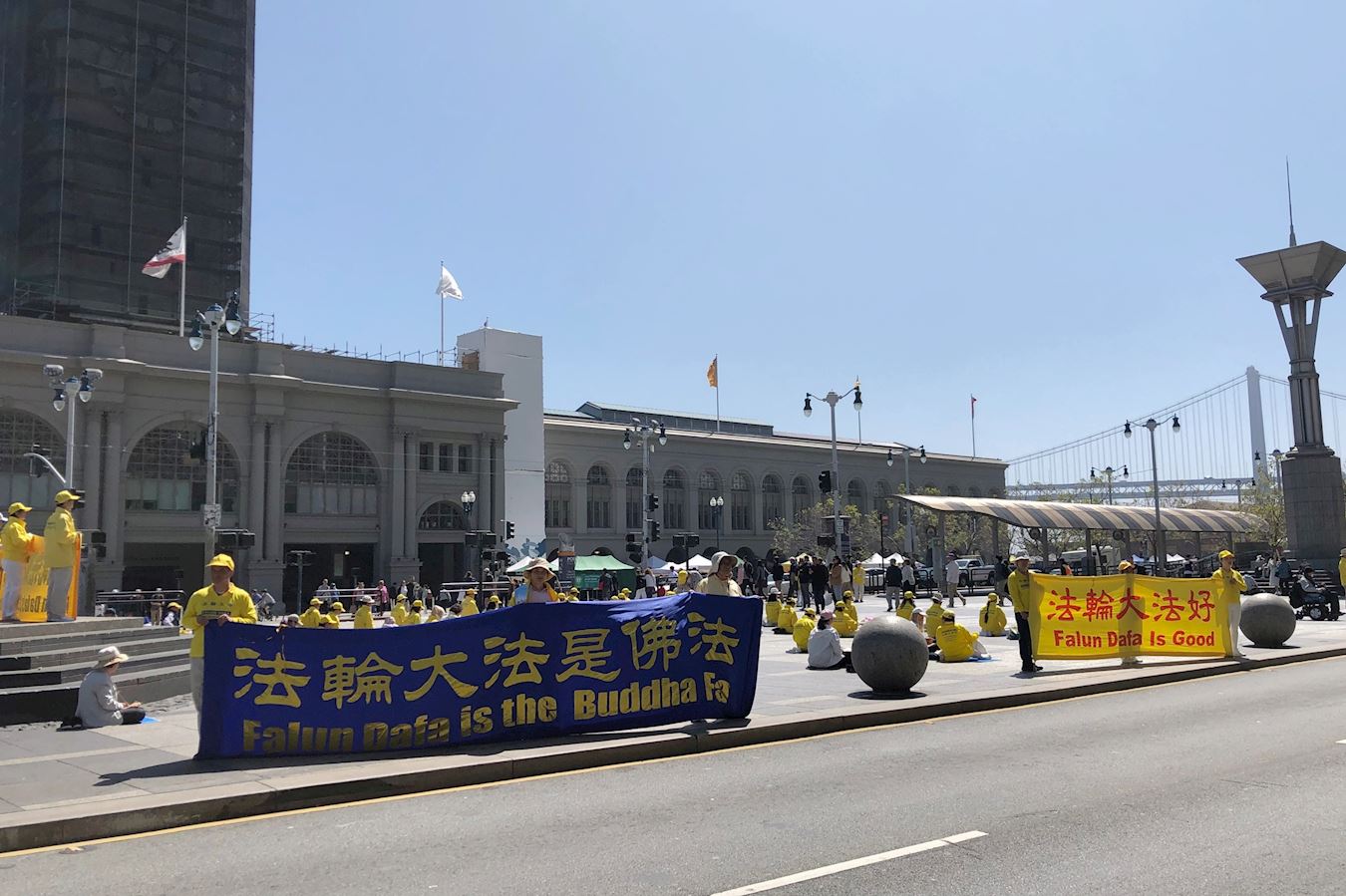 '图1~3:二零二三年五月十三日,庆祝世界法轮大法日,法轮功学员在旧金山渡轮大厦前的广场集体炼功、讲真相,传播法轮功的美好。'