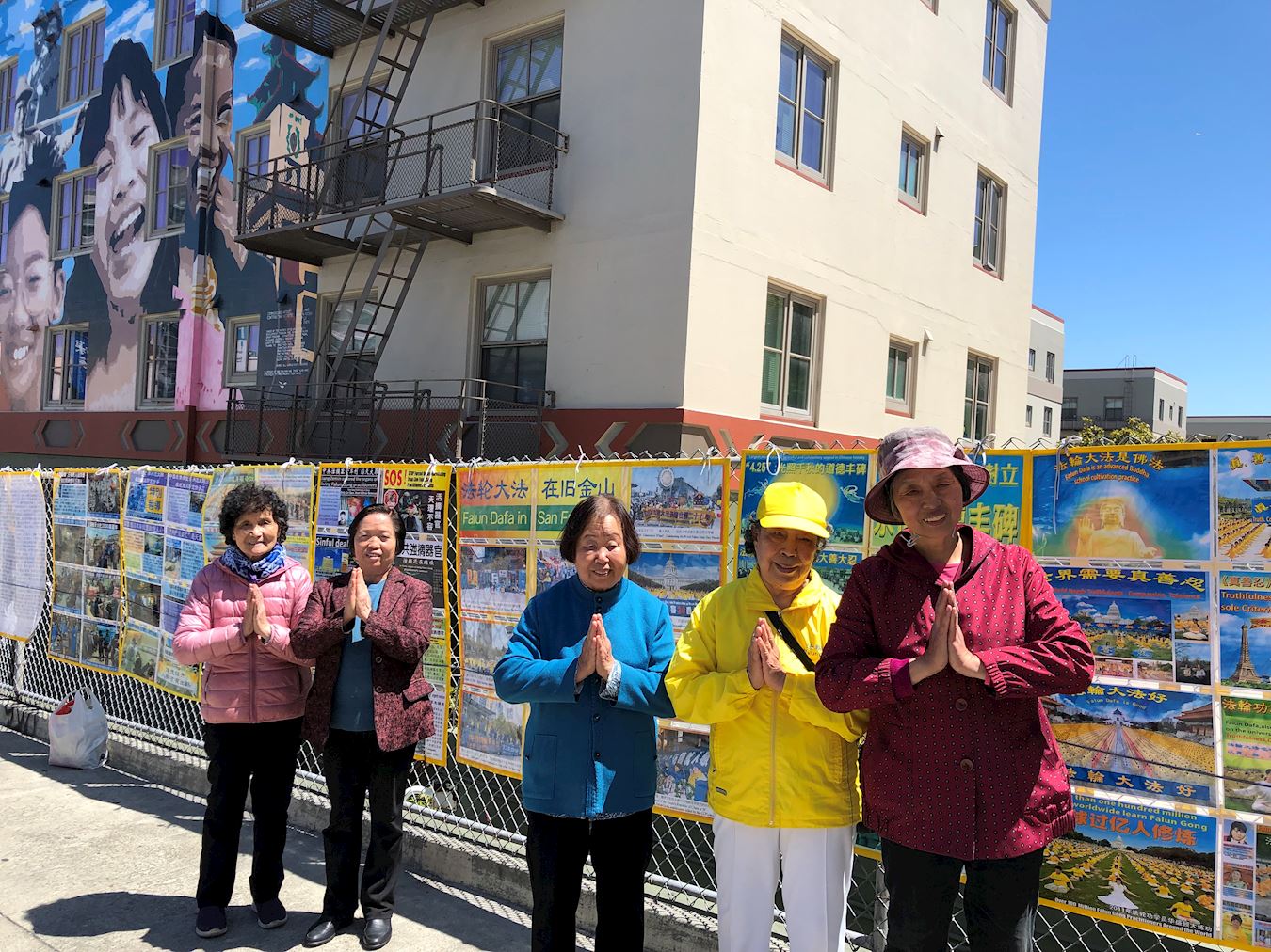 '图19:旧金山唐人街退党点大法弟子恭祝师父生日快乐!'