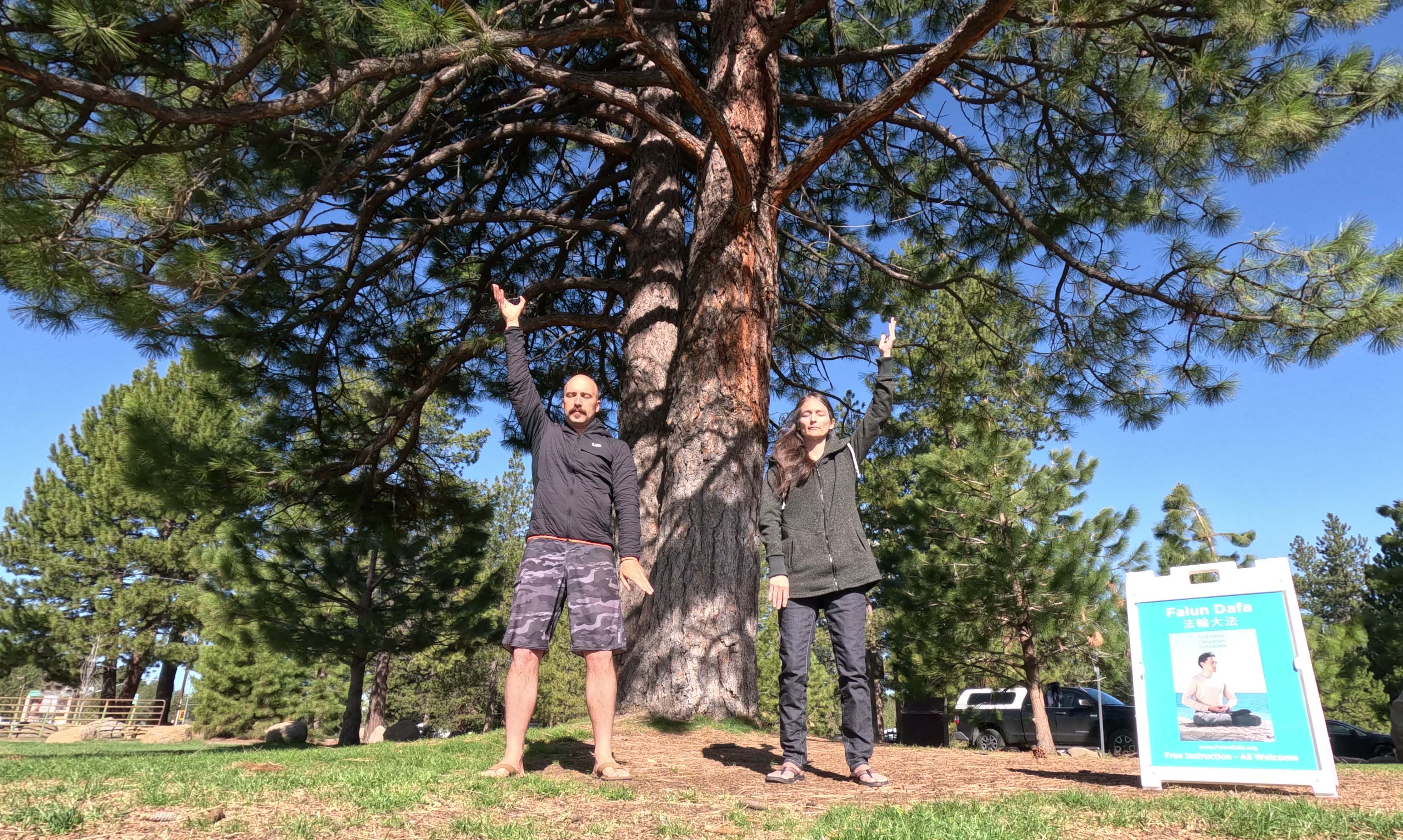 '图21:二零二三年五月十三日,加州特拉基(Truckee)的西人弟子在公园炼功,庆祝世界法轮大法日。'