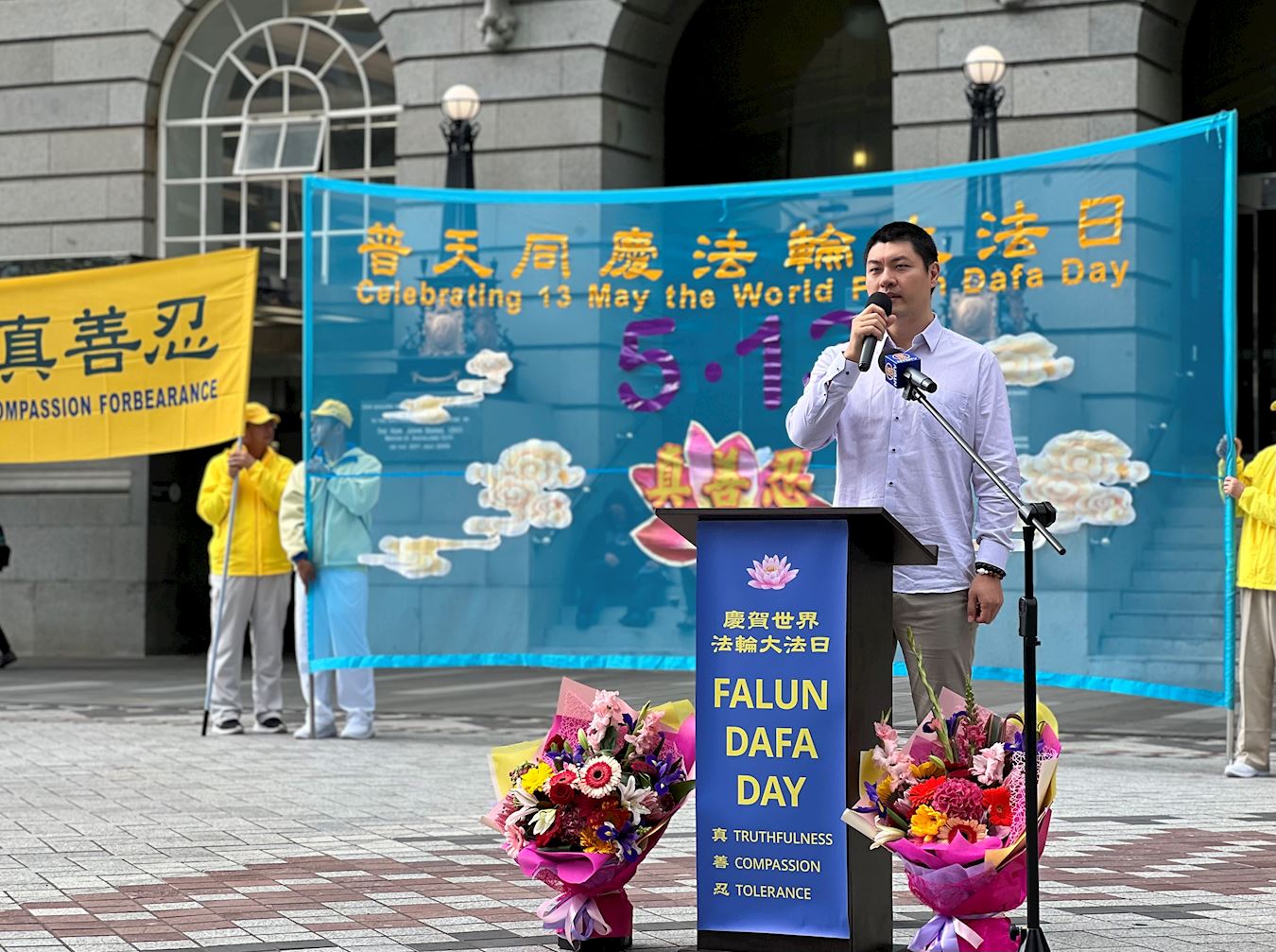'图8:新西兰华人张洛奇在集会上发言。'