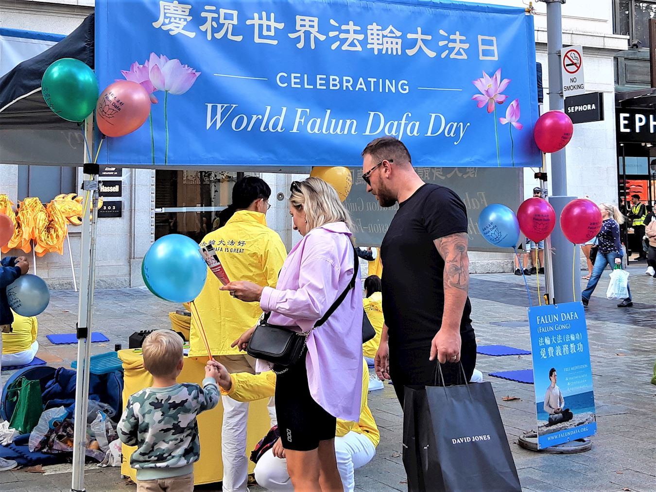 '图4~6:民众驻足向法轮功学员了解真相'