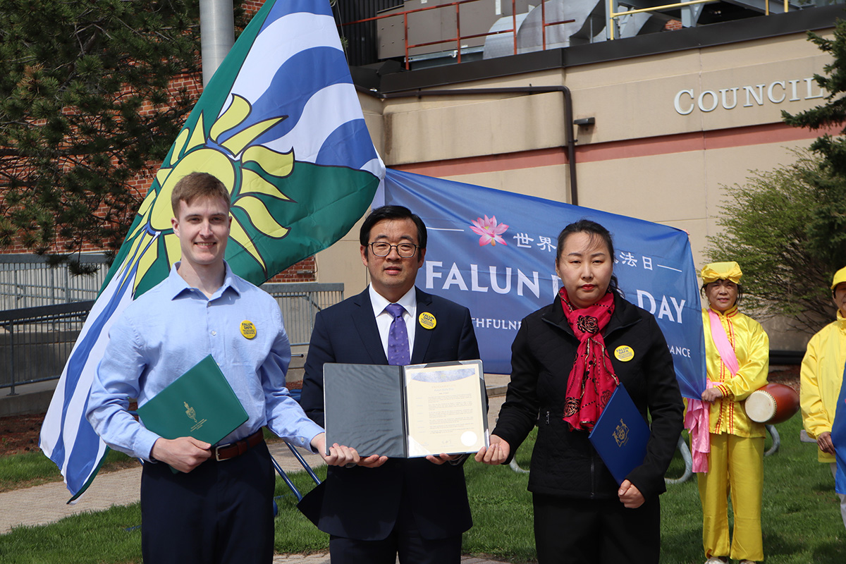图6:安省奥里利亚(Orillia)举行法轮大法日升旗仪式