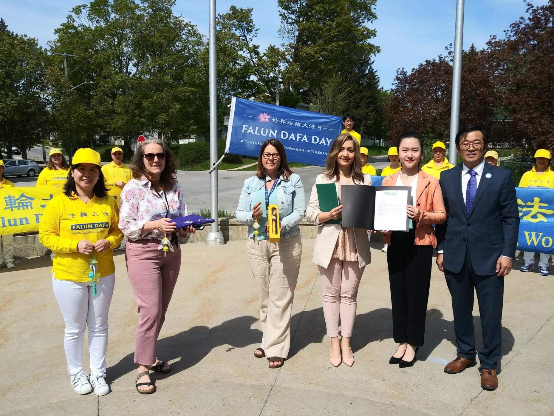 图12:镇佩里区政府社区服务部主任劳里·鲍尔斯(Laurie Bowers)(左三)代表市长出席升旗仪式,并宣读褒奖函