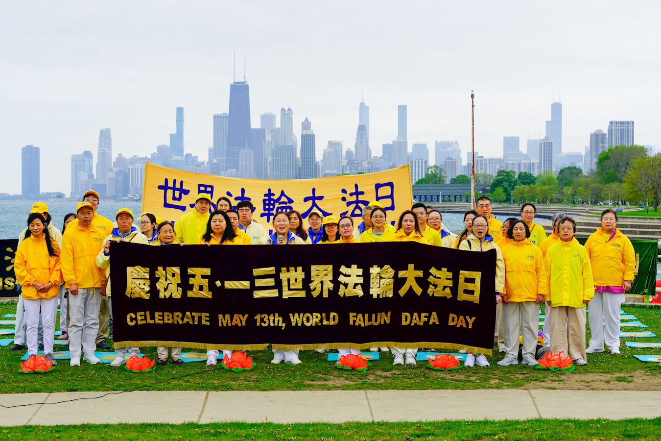 '图6:大芝加哥地区部份法轮功学员合唱“法轮大法好”。'