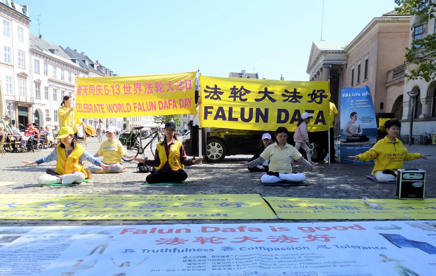 图3:五月十三日下午,丹麦及瑞典部份法轮功学员,来到哥本哈根市中心,庆祝法轮大法弘传31周年,向人们传递大法真相。