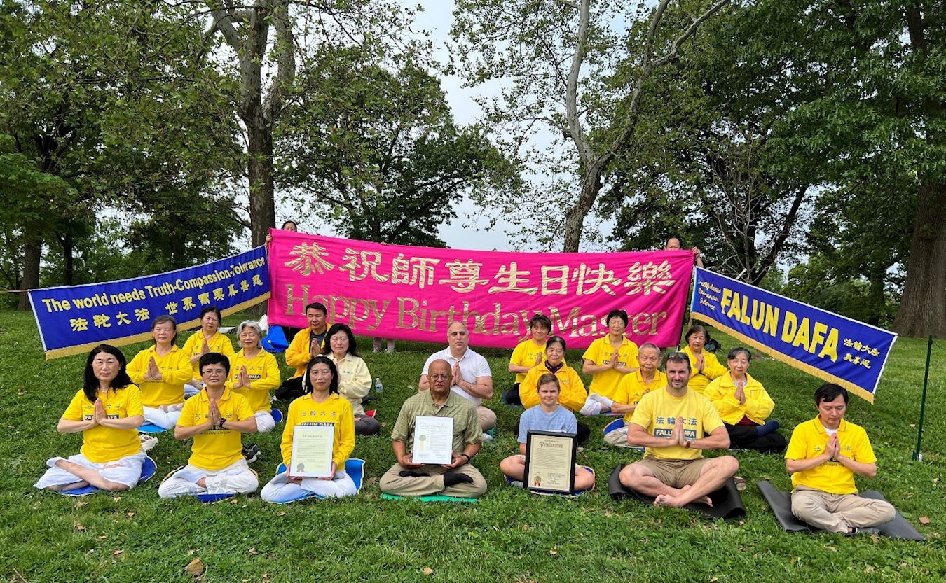 '图1:密苏里州大圣路易斯地区法轮功学员庆祝法轮大法日,恭祝师尊生日快乐。'