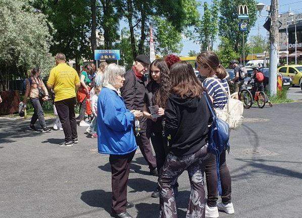 '图6:一位学员向一群年轻女士介绍法轮大法。'