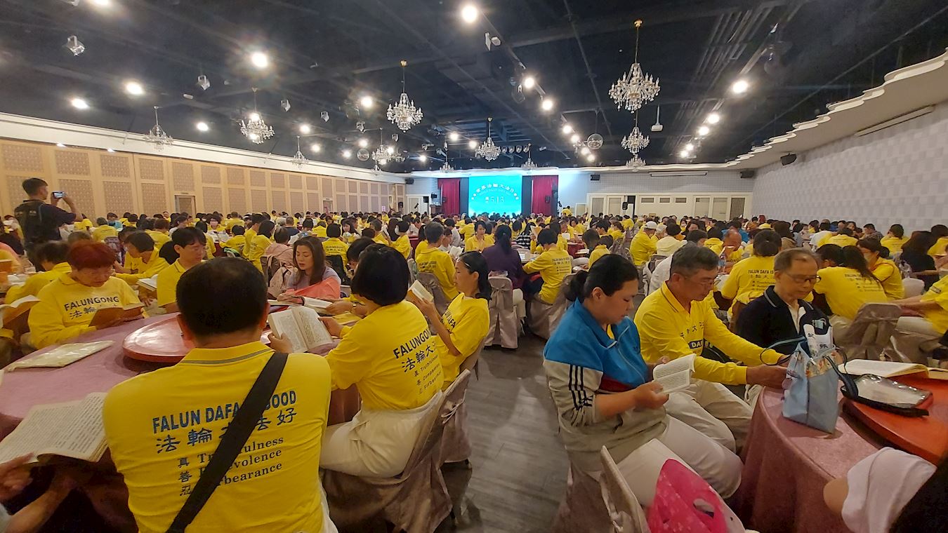 '图5:庆祝活动开头就是学员一起学法,共同提升。'