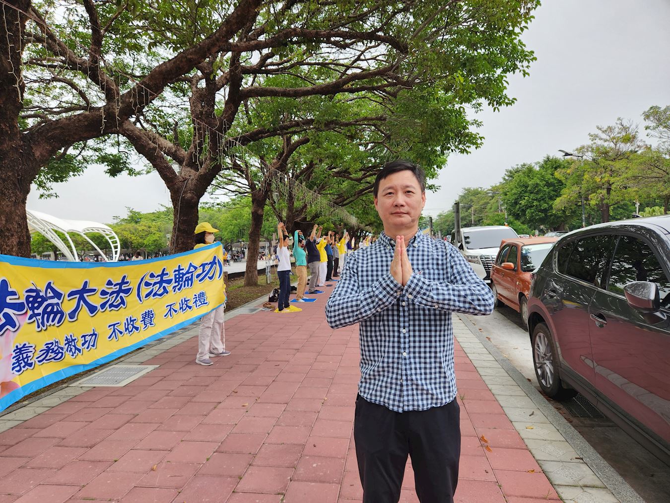 '图5:谢原庆双手合十诚心感恩师尊:“恭祝师尊生日快乐!”'
