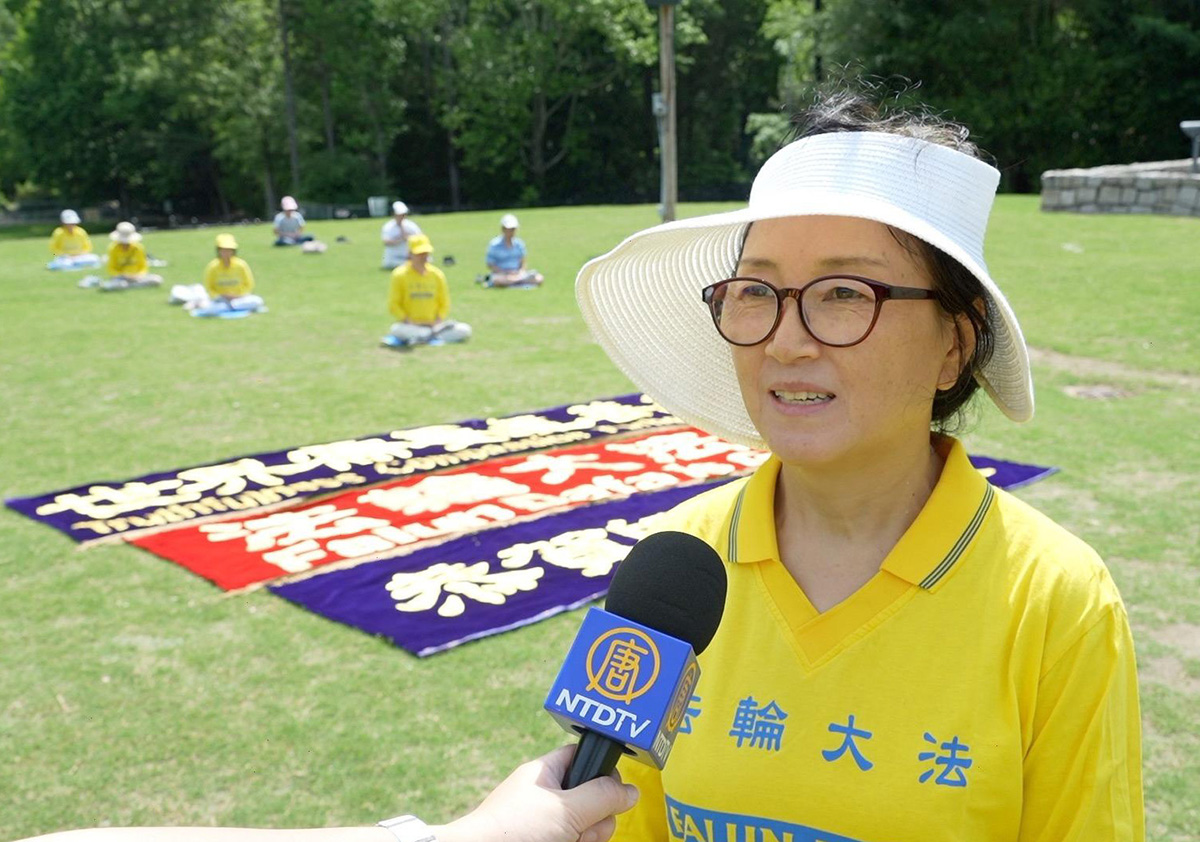 图6:安女士回忆当年师父来到此地讲法的场景。