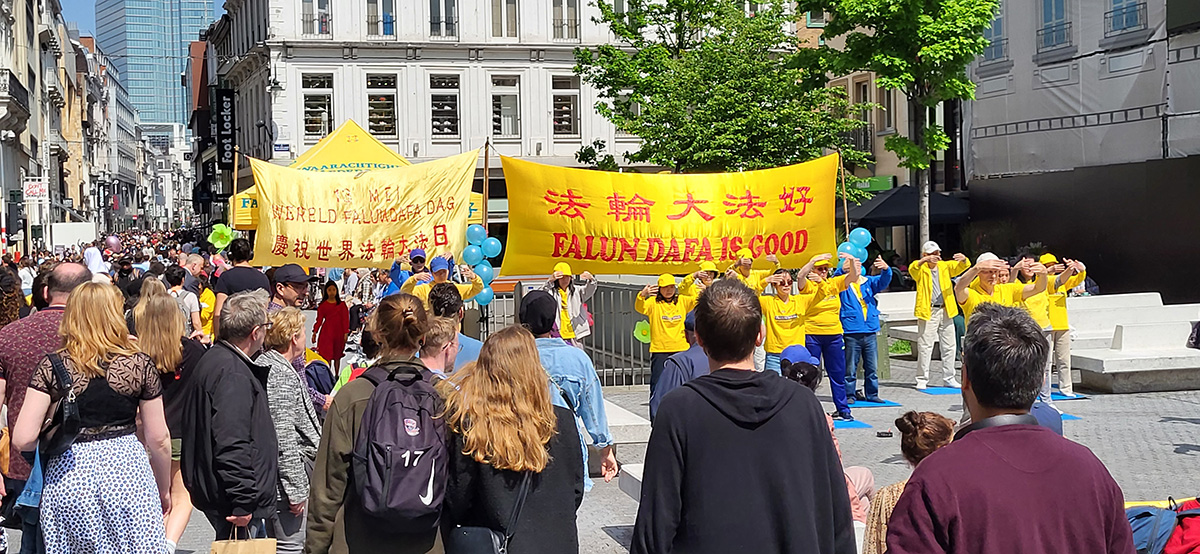 图2~3:法轮功学员炼功场面和悠扬的音乐吸引了众多民众驻足观看。