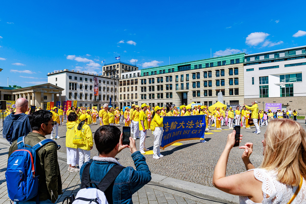 图1~6:法轮功学员在柏林布兰登堡门前的表演吸引众人驻足观看。