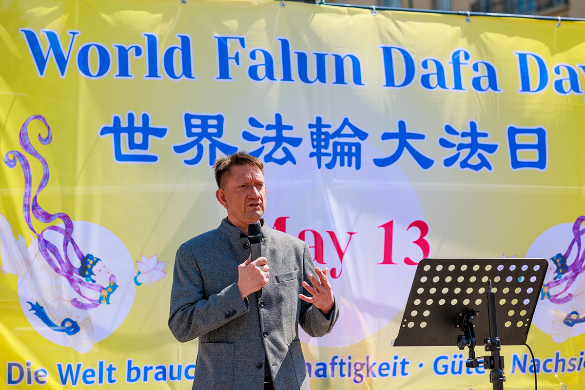图13:二零二三年五月十三日,德国法轮功学员相聚柏林,庆祝“世界法轮大法日”。德国柏林州议员、选项党(AfD)党团副主席罗纳德‧格莱瑟(Ronald Gläser)来到现场致辞,谴责中共的迫害。(大纪元)