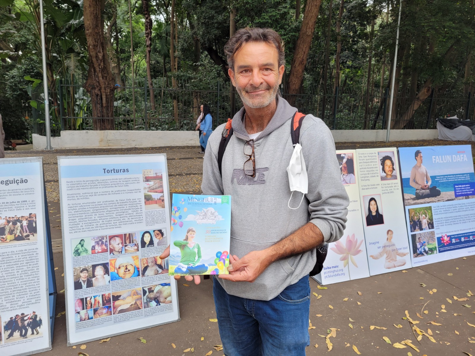图8:神经心理学家艾伦·亚历山大·卢纳迪了解到法轮功学员在中国遭到的迫害后落泪了。