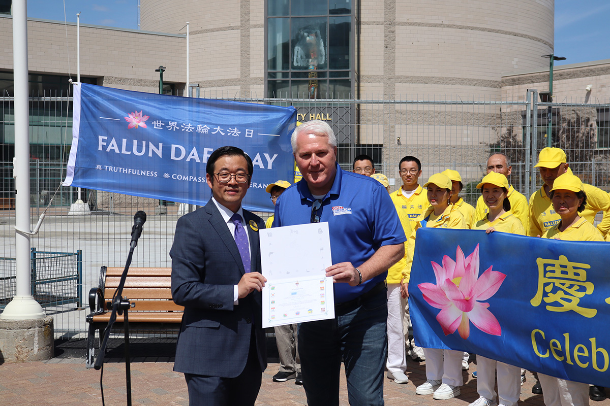 图10:巴里-因尼斯维尔国会议员约翰·布拉萨德(John Brassard)为法轮大法颁发贺信