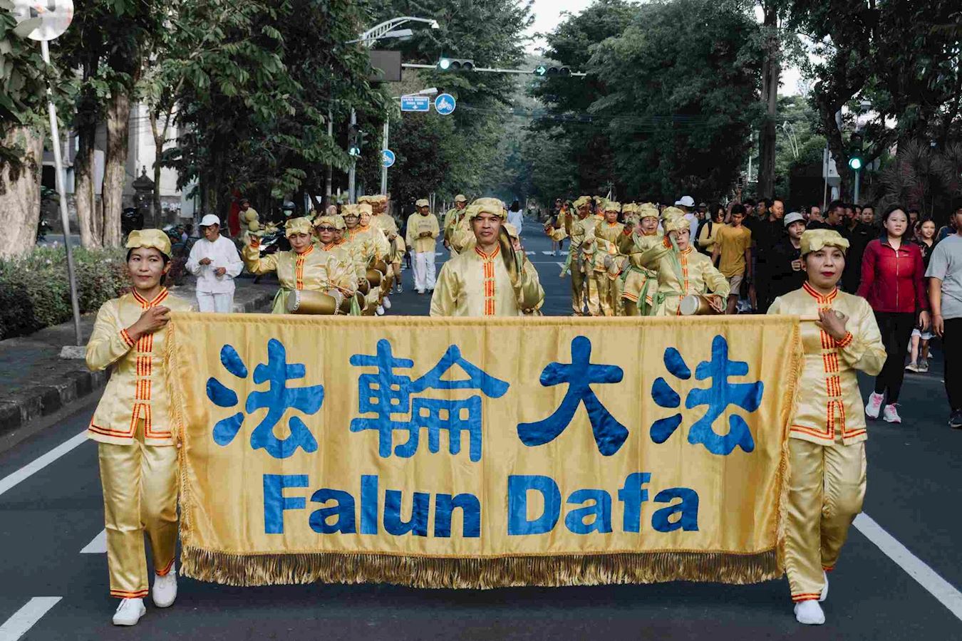 '图1~3:二零二三年五月七日,法轮功学员在印度尼西亚登巴莎市游行,庆祝世界法轮大法日二十四周年。'