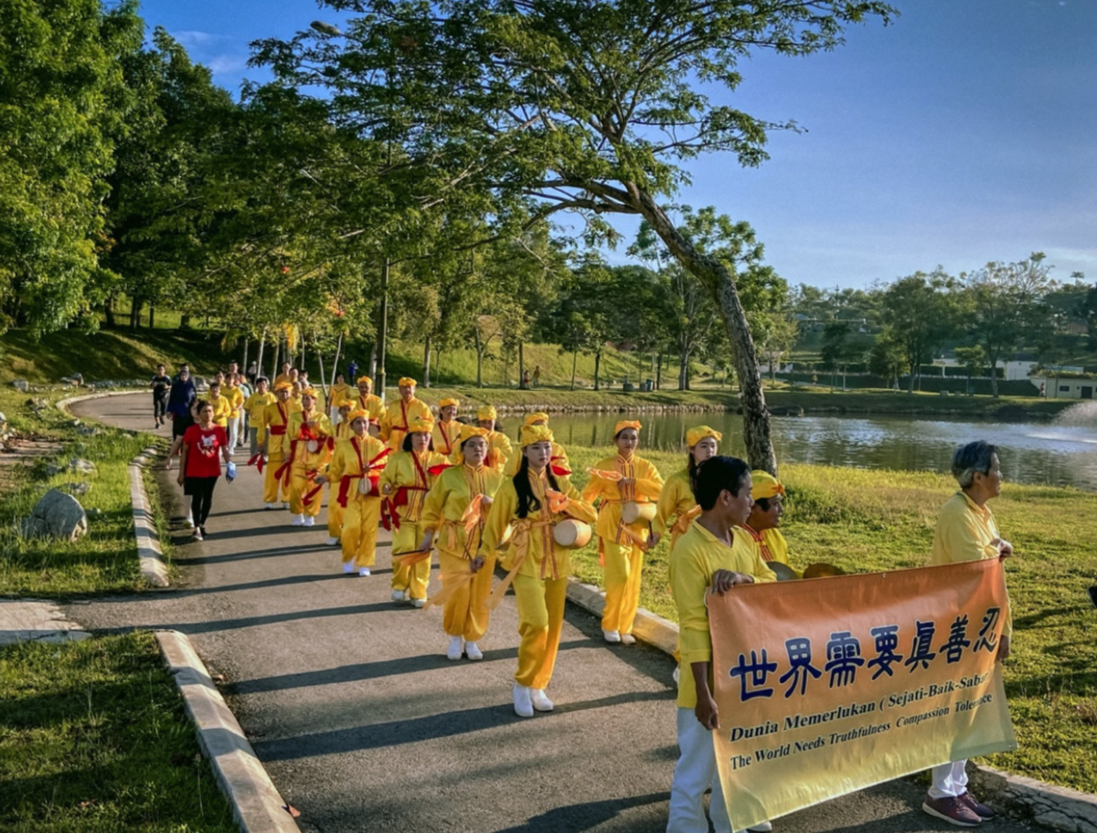 图5:学员们在古来太子城森林公园游行,表演腰鼓。