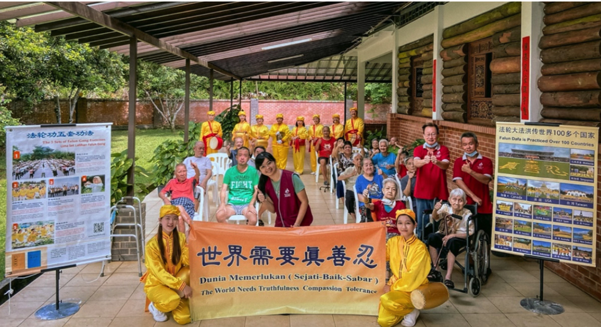图6:学员们造访敬老院,向负责人和老人们介绍大法,并表演腰鼓,展示大法的美好。