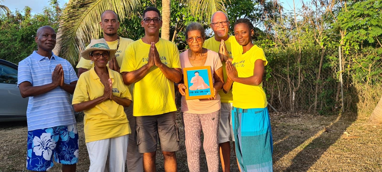 图1:法国海外省瓜德路普(Guadeloupe)部份大法弟子恭祝慈悲伟大的师父生日快乐!