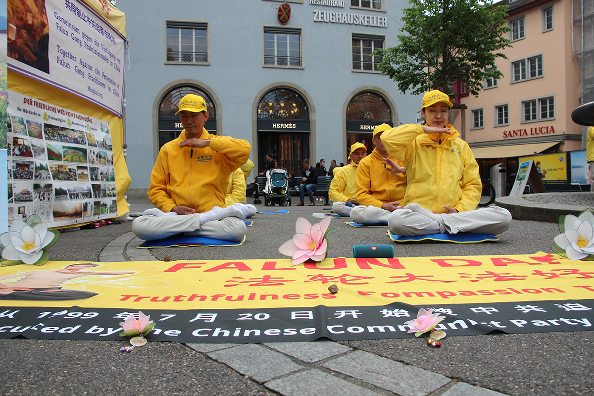 图1~2:法轮功学员在苏黎世市中心演示功法,庆祝法轮大法日。
