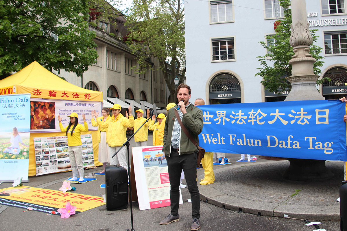 图3:学员向路人介绍大法日,讲述法轮功真相,揭露中共迫害。