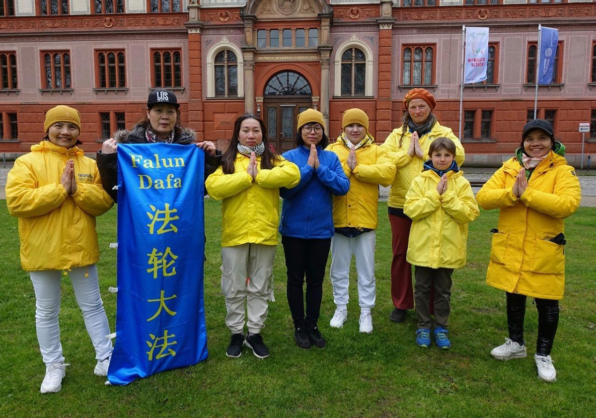 图1:学员们恭祝世界法轮大法日。