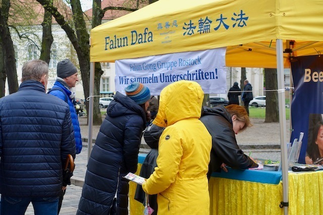 图4~7:路人在制止迫害的请愿书上签名